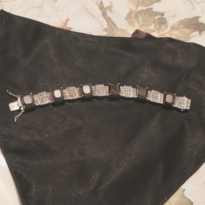 VINTAGE STERLING SILVER LARGE GARNETS AND MARCASITE GORGEOUS BRACELET.